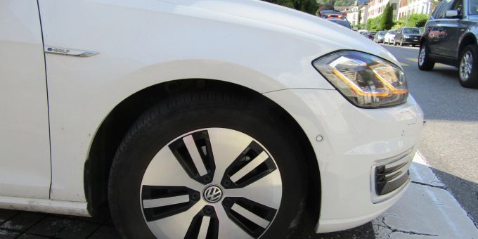 Glarus GL: Velolenker von Auto angefahren Glarus GL: Velolenker von Auto angefahren