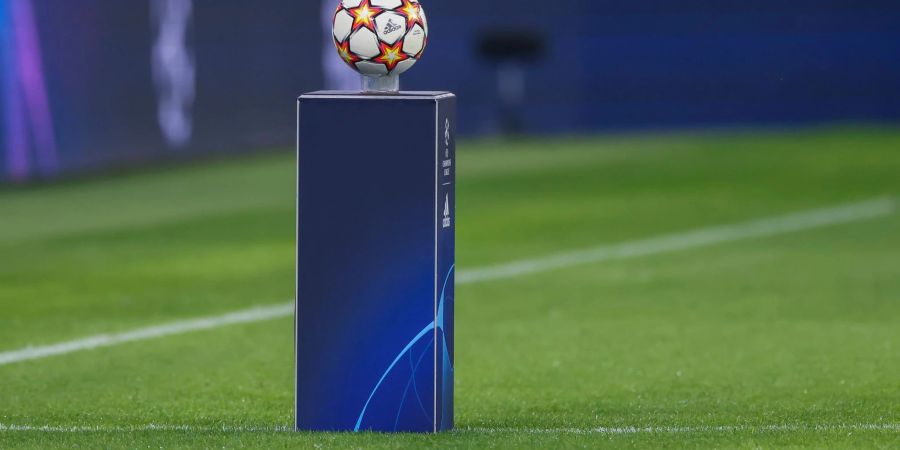 Champions League: Der Spielball liegt auf einer Stele.