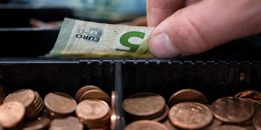 Mehr auf Sonderangebote achten und weniger Sommerurlaub. Mit diesen Strategien wollen die Menschen in Deutschland einer Umfrage zufolge den steigenden Preisen entgegentreten.