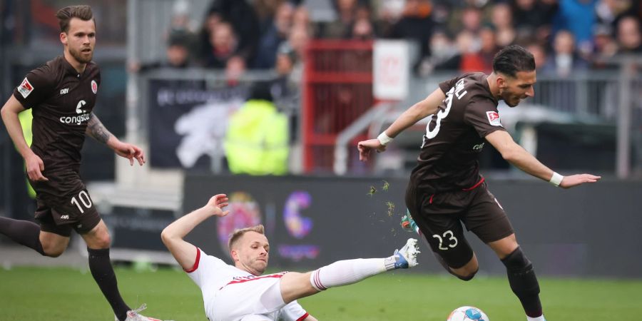 Nürnbergs Pascal Köpke kann Leart Paqarada vom FC St. Pauli nur mit einem Foul stoppen.