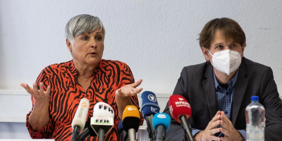 Die hessischen Co-Vorsitzenden der Linken, Petra Heimer und Jan Schalauske, geben in Frankfurt eine Pressekonferenz.