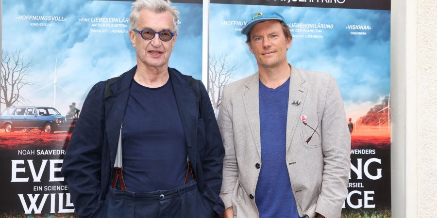 Wim Wenders (l) und Marten Persiel bei der Premiere von «Everything Will Change» in Berlin.