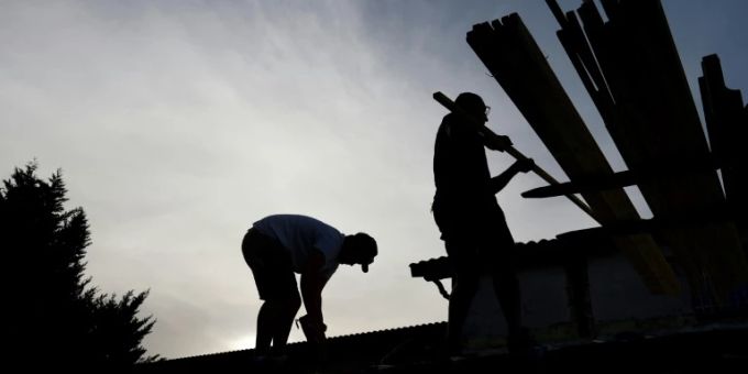 Bauarbeiter in Frankreich arbeiten morgens, um der Hitze zu entgehen Bauarbeiter in Frankreich arbeiten morgens, um der Hitze zu entgehen