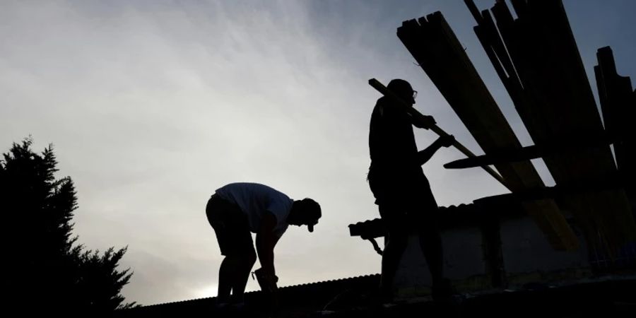 Bauarbeiter in Frankreich arbeiten morgens, um der Hitze zu entgehen