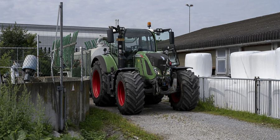 Die Landwirtschaft ist eine der Branchen mit den meisten Arbeitsunfällen: Traktor mit Güllenwagen in Zürich. (Archivbild)