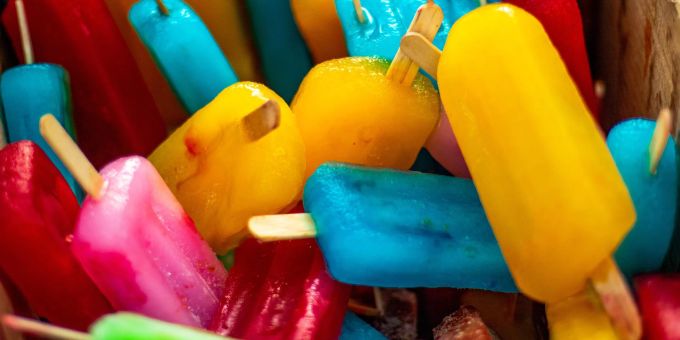 Je bunter, desto mmmmhhhhh: selbst gemachtes Glacé am Stiel. Glacé bunt gelb blau rot Stiel
