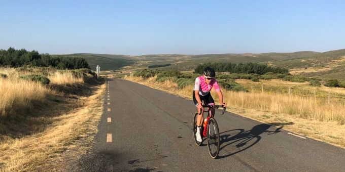 Monika Sattler wird ab dem 12.8. alle 124 Schweizer Pässe fahren Monika Sattler auf ihrem Velo