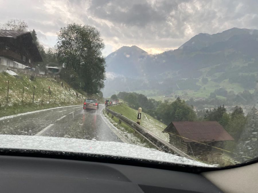 In Lenk BE prasselte starker Regen vom Himmel.