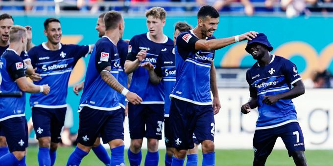 Braydon Manu (r) brachte Darmstadt beim Sieg gegen Sandhausen in Führung. Jubel mit Hut