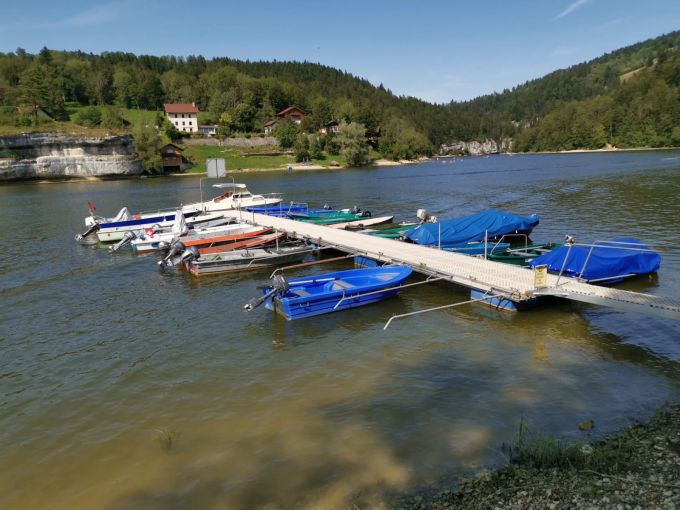 So sah die Schiffsanlegestelle beim Lac des Brenets vor einem Jahr aus. (2021) Lac des Brenets