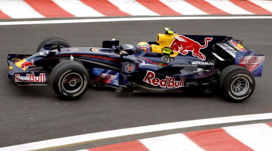 Mark Webber am Steuer des Red Bull RB4 im Jahr 2008.