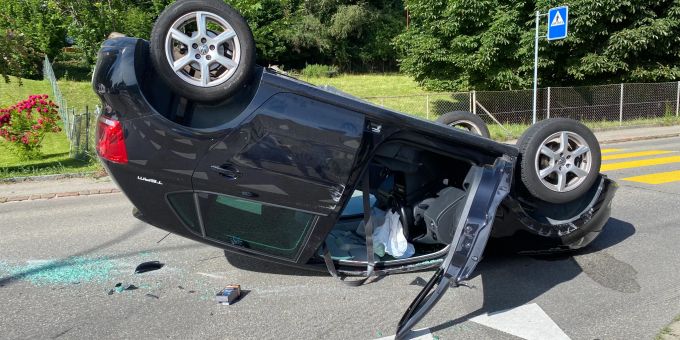 Das Fahrzeug der Autofahrerin kam auf dem Dach liegend zum Stillstand. Das Fahrzeug der Autofahrerin kam auf dem Dach liegend zum Stillstand.