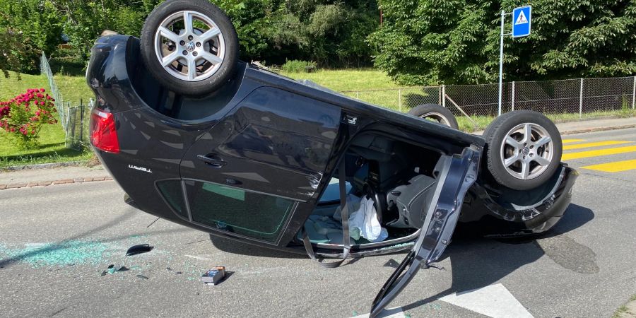 Das Fahrzeug der Autofahrerin kam auf dem Dach liegend zum Stillstand.