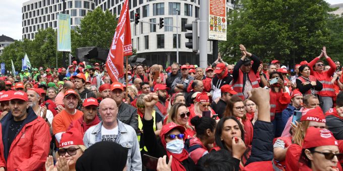 Mitglieder verschiedener Gewerkschaften demonstrieren in der belgischen Hauptstadt Brüssel. streik brüssel