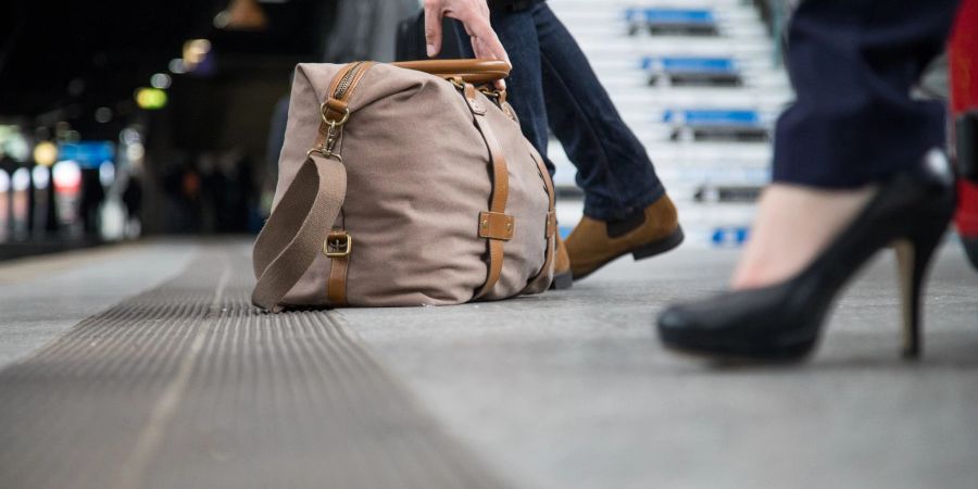 Schwer schleppen muss nicht sein: Man kann sein Gepäck in den Urlaub auch einfach vorreisen lassen.