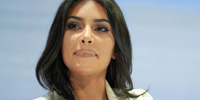 Kim Kardashians natürliche Haarfarbe ist schwarz. kim kardashian