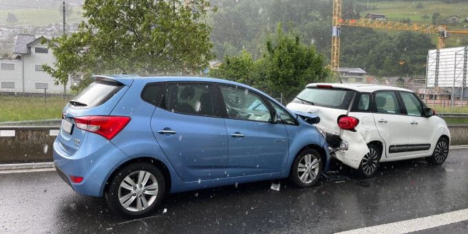 Auffahrkollision auf der Autostrasse A8 Alpnachstad (OW) Auffahrkollision auf der Autostrasse A8 Alpnachstad (OW)