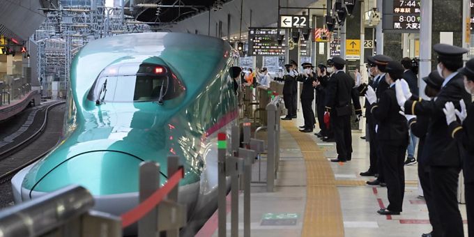 Ein japanischer Shinkansen-Hochgeschwindigkeitszug am Bahnhof in Tokio. (Archivbild) Ein japanischer Shinkansen-Hochgeschwindigkeitszug am Bahnhof in Tokio. (Archivbild)