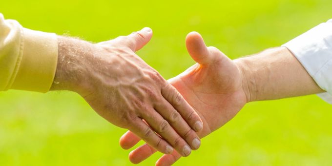Auf das Händeschütteln wird während der Pandemie verzichtet - nun tun es aber wieder viele. Auf das Händeschütteln wird während der Pandemie verzichtet - nun tun es aber wieder viele.