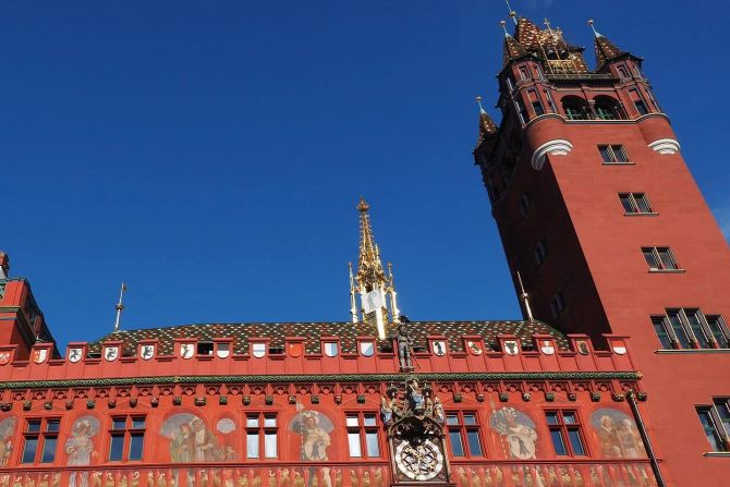 Rathaus rot Basel Gebäude