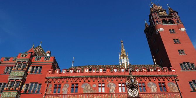 Rathaus rot Basel Gebäude