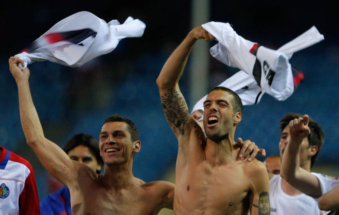 Fabio Celestini (r) feiert einen Sieg von Getafe mit Teamkollege Francisco Javier Casquero. La Liga
