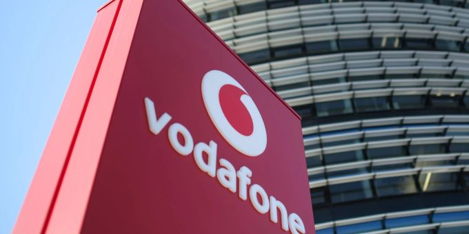 Das Vodafone-Logo vor der Vodafone-Deutschland-Zentrale in Düsseldorf. Das Vodafone-Logo vor der Vodafone-Deutschland-Zentrale in Düsseldorf.