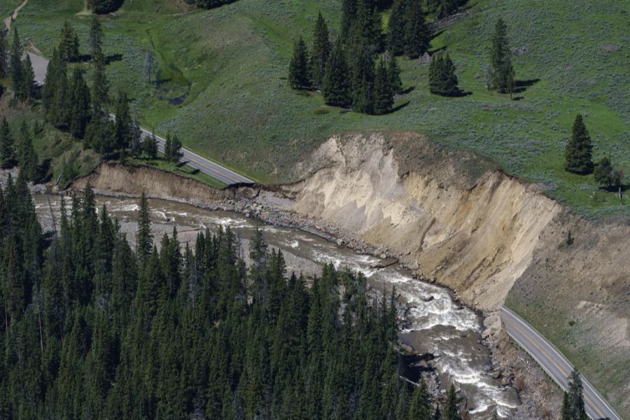 Die zurückweichenden Fluten des Soda Butte Creek fliessen an einem Teil der North Entrance Road vorbei, die im Yellowstone National Park in Park County, Wyoming, weggespült wurde, Donnerstag