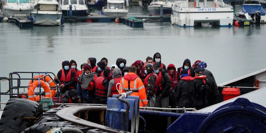 Flüchtlinge, die mit einem kleinen Boot im Ärmelkanal aufgegriffen worden war, wird im Hafen von Dover an Land gebracht.