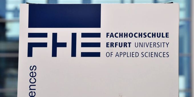 Der «Green Campus» der FH Erfurt wurde offiziell eröffnet. Bei dem Projekt handelt es sich um einen Experimentalbau in Holztafelbauweise. Der «Green Campus» der FH Erfurt wurde offiziell eröffnet. Bei dem Projekt handelt es sich um einen Experimentalbau in Holztafelbauweise.