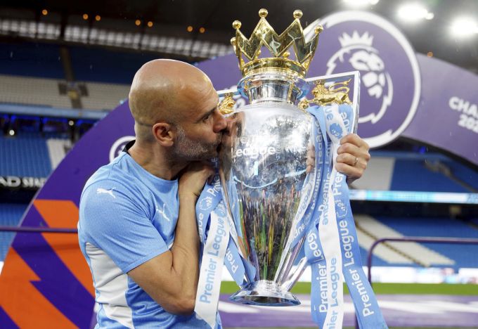 Pep Guardiola küsst die Premier-League-Trophäe. Pep Guardiola