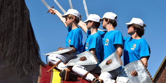 Die vier Haimonskinder sitzen auf dem sogenannten Ross Bayard und erheben ihre Schwerter. Die vier Haimonskinder sitzen auf dem sogenannten Ross Bayard und erheben ihre Schwerter.