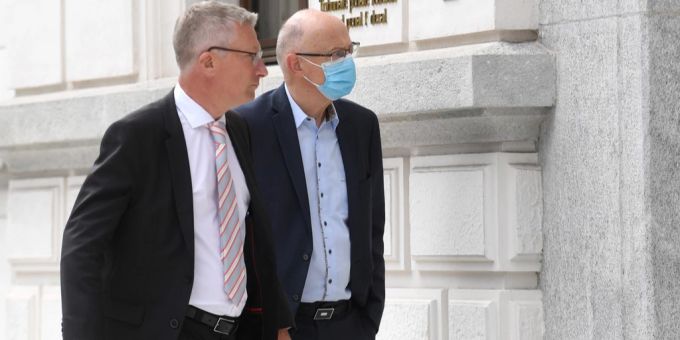 Der Manager und ehemalige Firmensanierer Hans Ziegler, rechts, trifft mit seinem Anwalt am Montag, 7. Juni 2021, zum Prozess am Bundesstrafgerich in Bellinzona ein. Hans Ziegler
