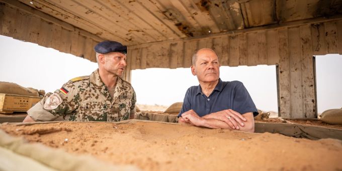 Bundeskanzler Olaf Scholz (r, SPD), besichtigt mit Bundeswehr- Kommandeur Sven Rump den Stützpunkt in Tillia. Bundeskanzler Olaf Scholz (r, SPD), besichtigt mit Bundeswehr- Kommandeur Sven Rump den Stützpunkt in Tillia.