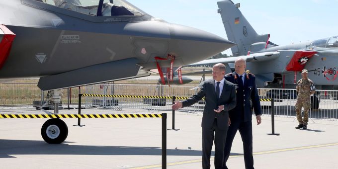 Bundeskanzler Olaf Scholz (SPD) steht neben Generalleutnant Ingo Gerhartz (r), Inspekteur der Luftwaffe, vor einem F-35 Tarnkappenjet auf der Internationalen Luft- und Raumfahrtausstellung (ILA). Bundeskanzler Olaf Scholz (SPD) steht neben Generalleutnant Ingo Gerhartz (r), Inspekteur der Luftwaffe, vor einem F-35 Tarnkappenjet auf der Internationalen Luft- und Raumfahrtausstellung (ILA).