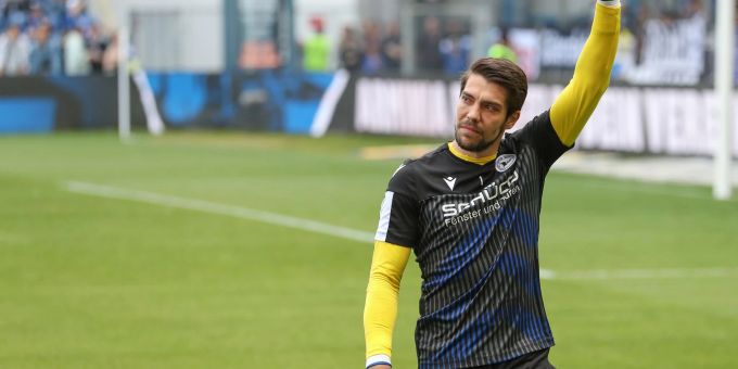 Bielefelds Torwart Stefan Ortega winkt bei seiner Verabschiedung im Stadion den Fans zu. Manchester City