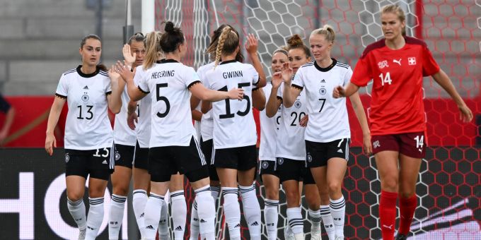 Die deutschen Spielerinnen haben gegen die Schweizer Nati wenig Grund zum Jubeln. Schweizer Nati