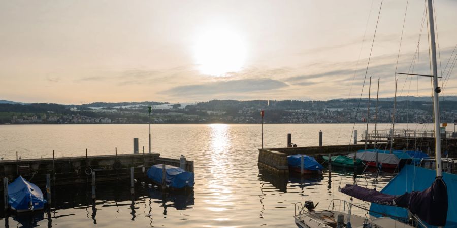 Abendstimmung am Zürichseeufer in Meilen.