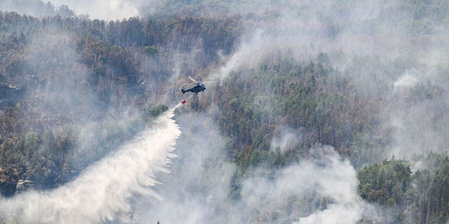 Ein Lösch-Hubschrauber der Bundespolizei über dem Waldbrand im Nationalpark Sächsische Schweiz.