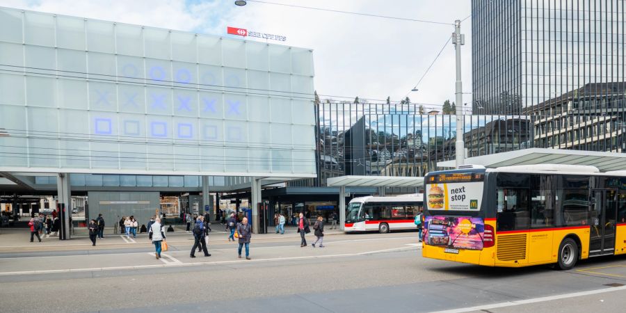 Der belebte Bahnhofplatz in St. Gallen.