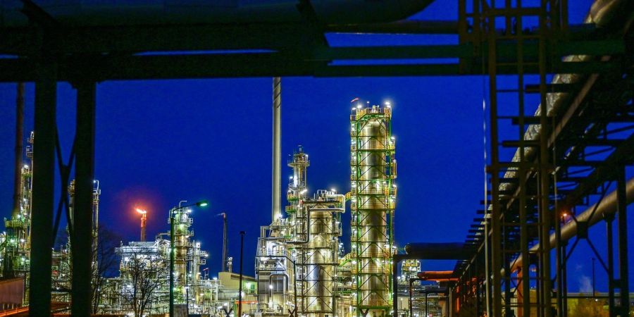 Die PCK-Raffinerie hat rund 1200 Beschäftigte und verarbeitet das russische Öl aus der Druschba-Pipeline, die in Schwedt/Oder endet.