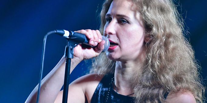 Maria Aljochina von der russischen Punkband «Pussy Riot» tritt im Kulturzentrum DasHaus auf. Nach Angaben ihres Anwalts hat die Aktivistin der Punkband Pussy Riot trotz polizeilicher Überwachung Russland auf noch unbekanntem Weg verlassen. Foto: Uwe Anspach/dpa Pussy Riot