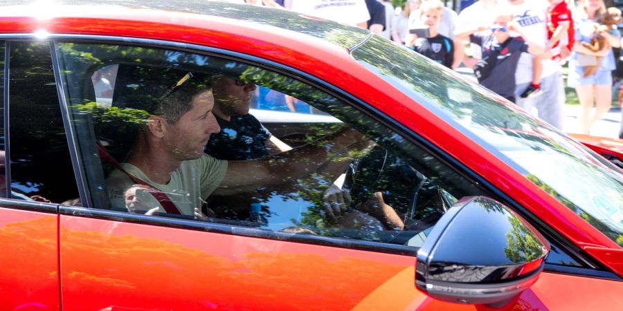 Robert Lewandowski verlässt nach dem Training beim FC Bayern im Auto das Vereinsgelände.