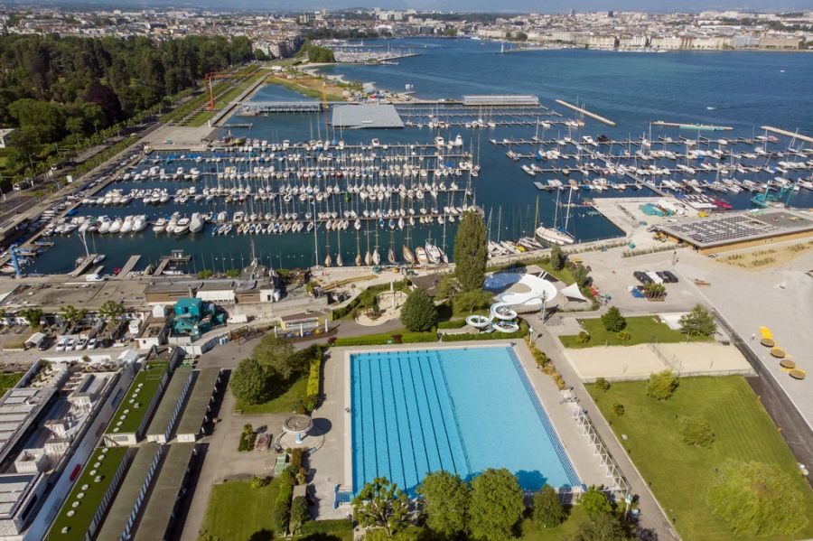 Blick auf das Strandbad in Genf und auf den Genfersee.