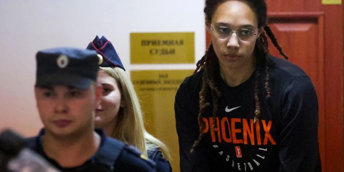 Brittney Griner (r) wird zum Gerichtssaal geführt. Griner