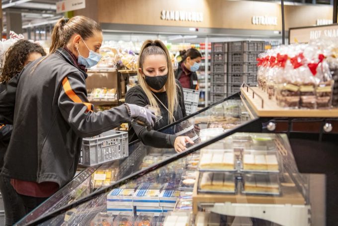 Eine Mitarbeiterin der Migros bedient eine Kundin. Migros