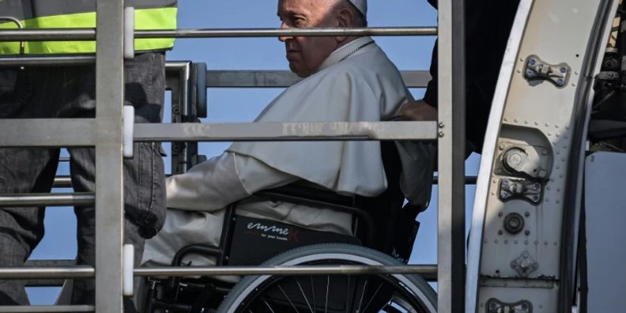 Der Papst beim Einstieg ins Flugzeug in Rom