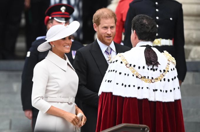 Meghan Markle und Prinz Harry waren beim Thronjubiläum in London, auf den Balkon durften sie aber nicht. Meghan Markle