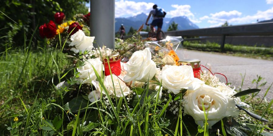 Blumen unweit der Unfallstelle bei Garmisch-Partenkirchen