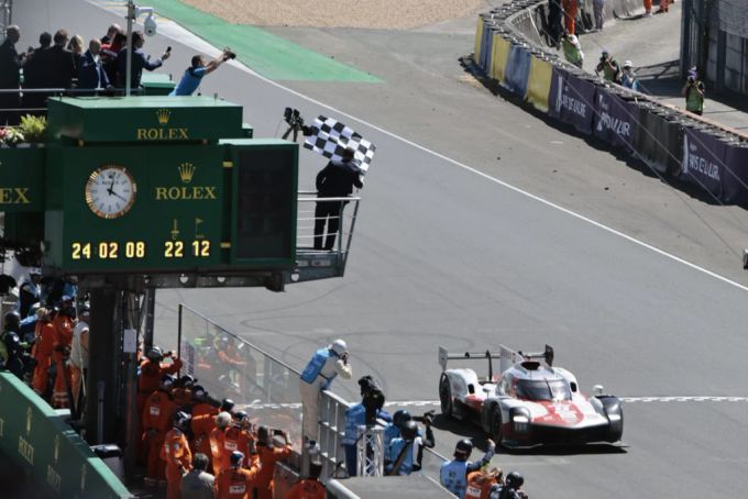 Der Toyota Gazoo Racing GRO10 Hybrid von Sebastien Buemi, Brendon Hartley und Ryo Hirakawa gewinnt die 24 Stunden voon Le Mans. le mans